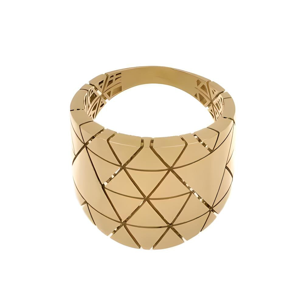 Gold ring with textured triangles